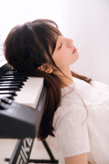 女大学生沙龙卧室